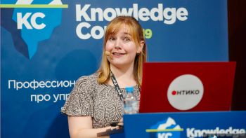Alexandra speaking at KnowledgeConf